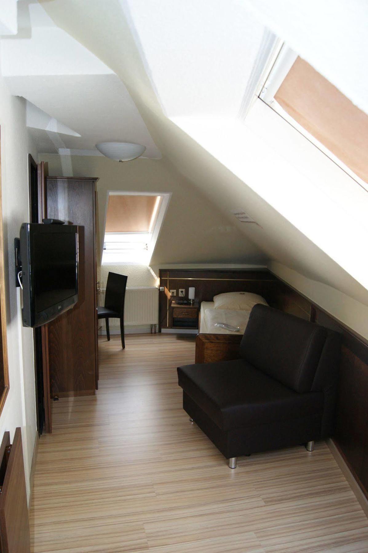 Hotel Am Wilhelmsplatz Stuttgart Extérieur photo