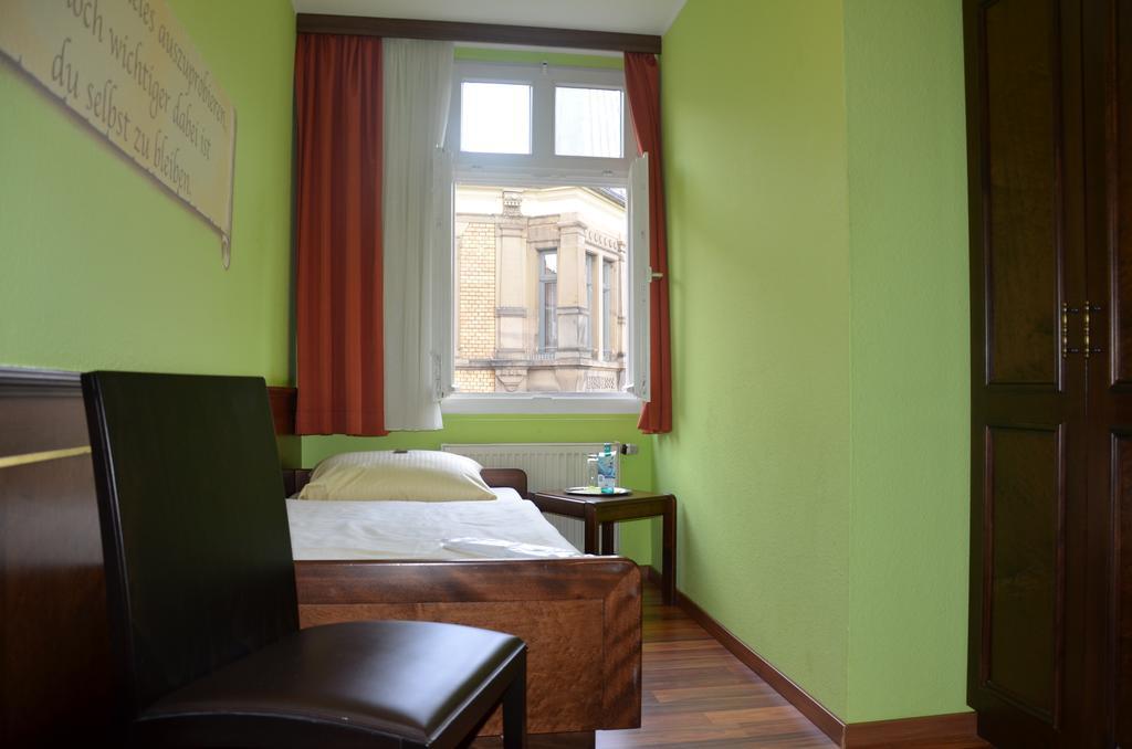 Hotel Am Wilhelmsplatz Stuttgart Chambre photo